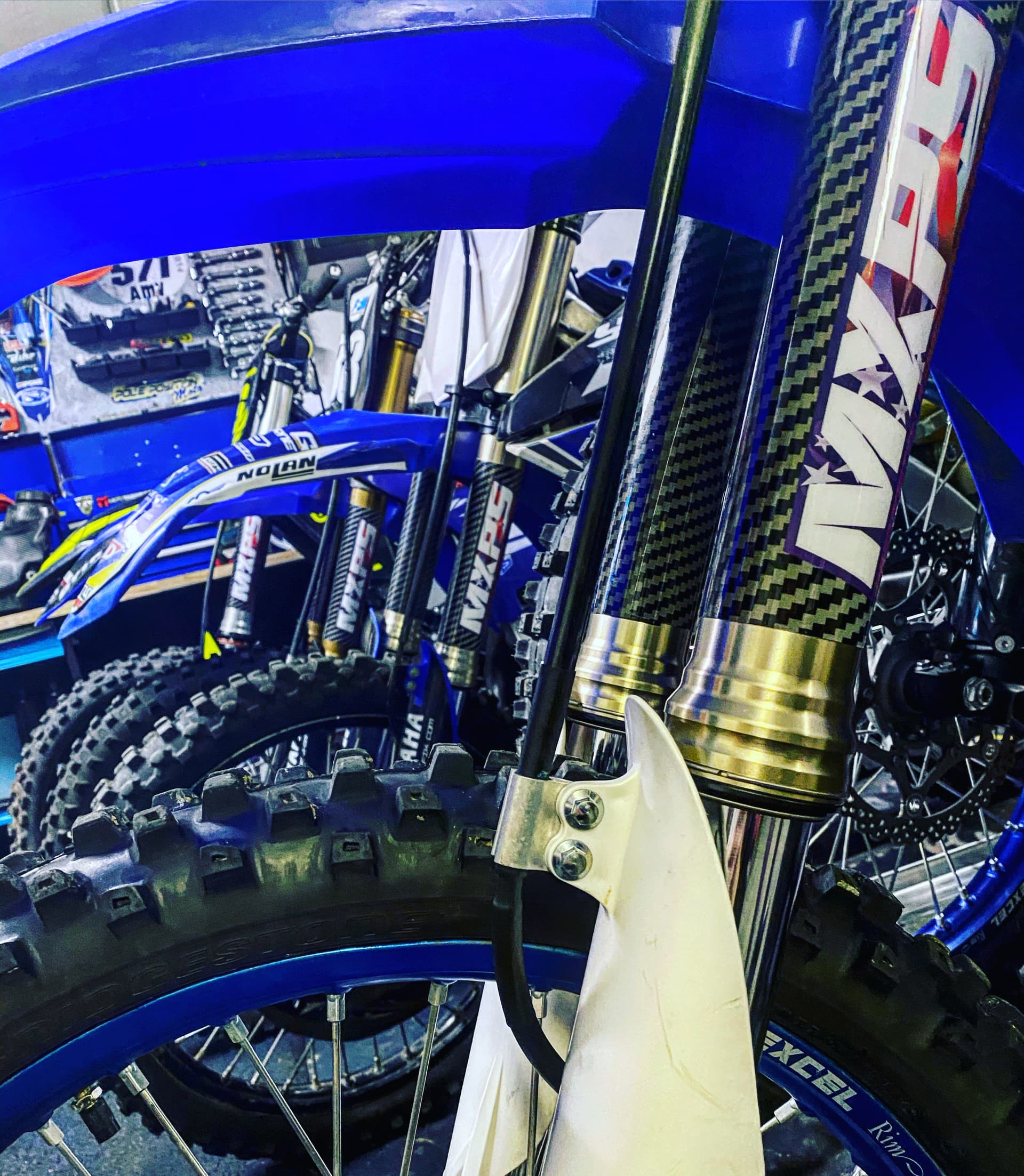 Suspension moto en atelier MXPS